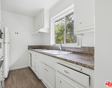 1520 N Hayworth Avenue - Photo Thumbnail 7