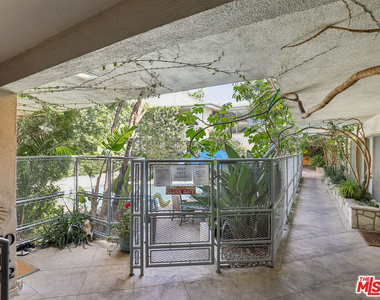 1520 N Hayworth Avenue - Photo Thumbnail 19