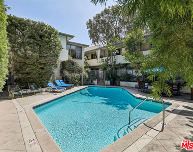 1520 N Hayworth Avenue - Photo Thumbnail 18