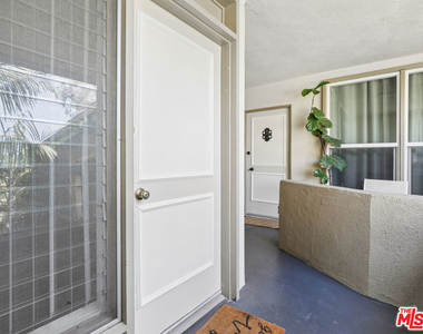 1520 N Hayworth Avenue - Photo Thumbnail 13