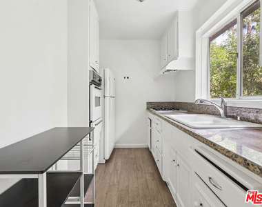 1520 N Hayworth Avenue - Photo Thumbnail 6