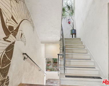 1520 N Hayworth Avenue - Photo Thumbnail 14