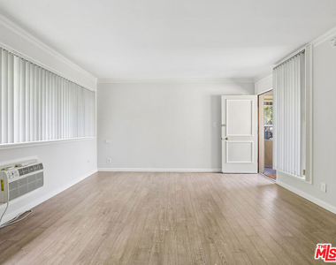 1520 N Hayworth Avenue - Photo Thumbnail 2