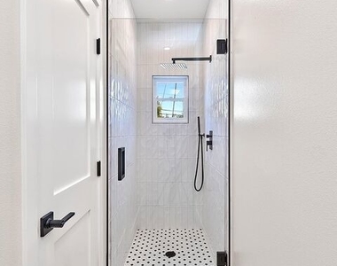 916 S Victoria Avenue - Photo Thumbnail 30