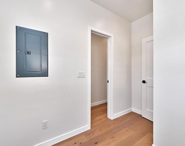 916 S Victoria Avenue - Photo Thumbnail 34