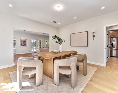 916 S Victoria Avenue - Photo Thumbnail 18