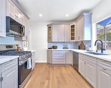 916 S Victoria Avenue - Photo Thumbnail 24