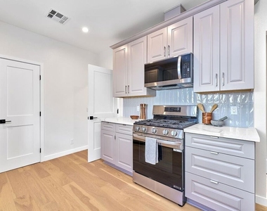 916 S Victoria Avenue - Photo Thumbnail 22