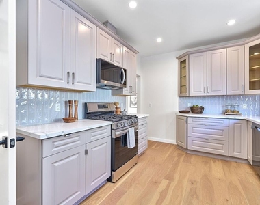 916 S Victoria Avenue - Photo Thumbnail 23