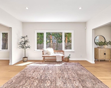 916 S Victoria Avenue - Photo Thumbnail 7