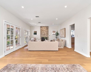916 S Victoria Avenue - Photo Thumbnail 4