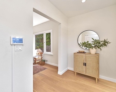 916 S Victoria Avenue - Photo Thumbnail 2