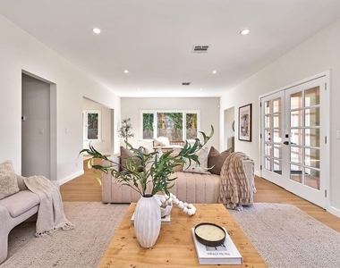 916 S Victoria Avenue - Photo Thumbnail 13