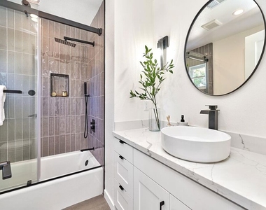 916 S Victoria Avenue - Photo Thumbnail 56