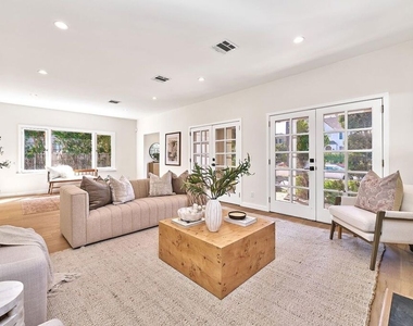 916 S Victoria Avenue - Photo Thumbnail 11