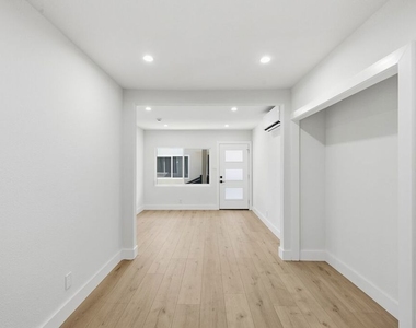 5915 1/4 Barton Avenue - Photo Thumbnail 2