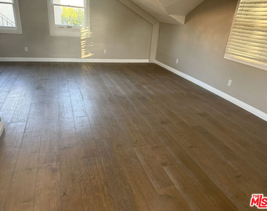 1703 1/2 S Burlington Avenue - Photo Thumbnail 2