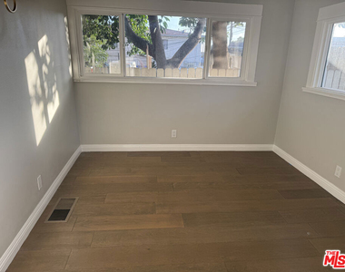 1705 1/2 S Burlington Avenue - Photo Thumbnail 6