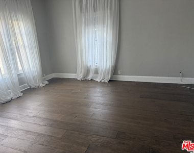 1705 1/2 S Burlington Avenue - Photo Thumbnail 8