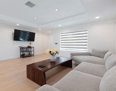 1423 N Hill Avenue - Photo Thumbnail 3