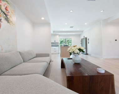 1423 N Hill Avenue - Photo Thumbnail 2