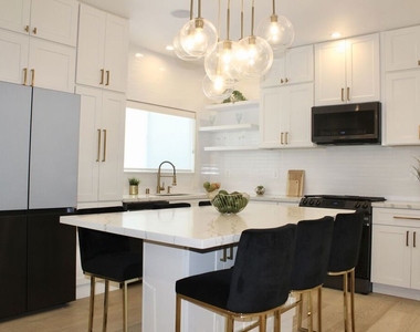 1520 S Burnside Avenue - Photo Thumbnail 10