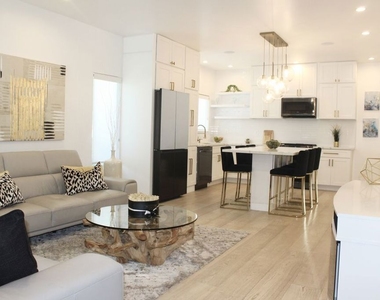 1520 S Burnside Avenue - Photo Thumbnail 3