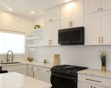1520 S Burnside Avenue - Photo Thumbnail 12