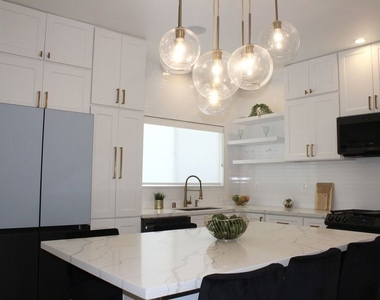 1520 S Burnside Avenue - Photo Thumbnail 11