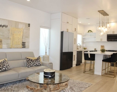 1520 S Burnside Avenue - Photo Thumbnail 6