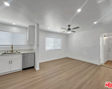 215 1/2 W Plymouth Street - Photo Thumbnail 3