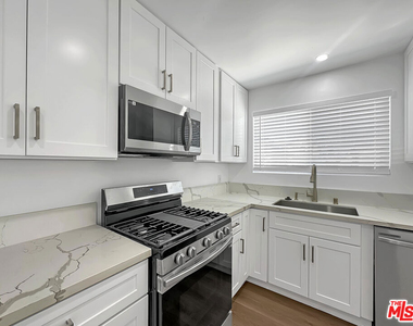 215 1/2 W Plymouth Street - Photo Thumbnail 4