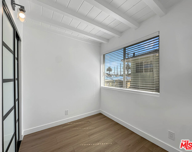 215 1/2 W Plymouth Street - Photo Thumbnail 7