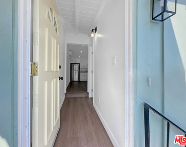 215 1/2 W Plymouth Street - Photo Thumbnail 2