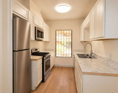 633 N Hayworth Avenue - Photo Thumbnail 4