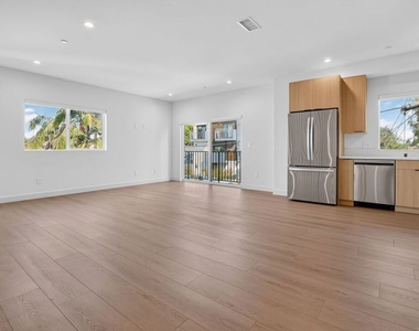 11302 Collins Street - Photo Thumbnail 5