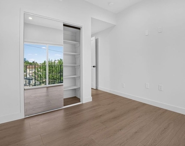 11302 Collins Street - Photo Thumbnail 13