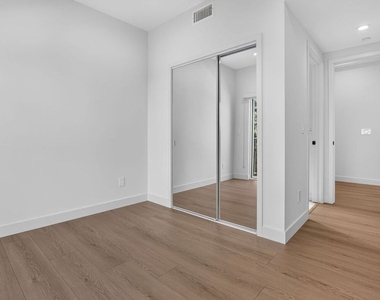 11302 Collins Street - Photo Thumbnail 14