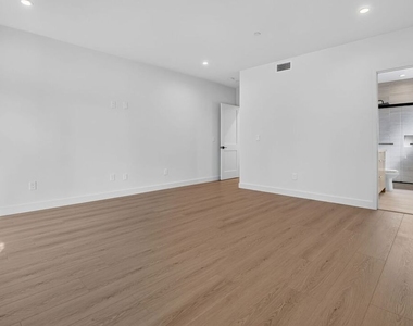 11302 Collins Street - Photo Thumbnail 33
