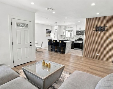 6522 Teesdale Avenue - Photo Thumbnail 3