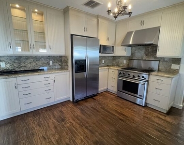 8210 Willoughby Avenue - Photo Thumbnail 5