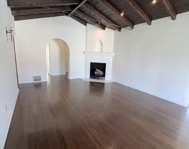8210 Willoughby Avenue - Photo Thumbnail 2