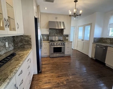 8210 Willoughby Avenue - Photo Thumbnail 6