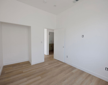 11225 Tiara Street - Photo Thumbnail 18