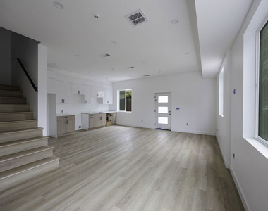 11223 Tiara Street - Photo Thumbnail 14