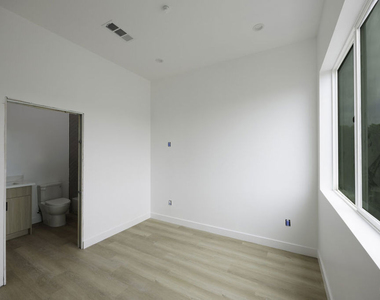 11223 Tiara Street - Photo Thumbnail 11