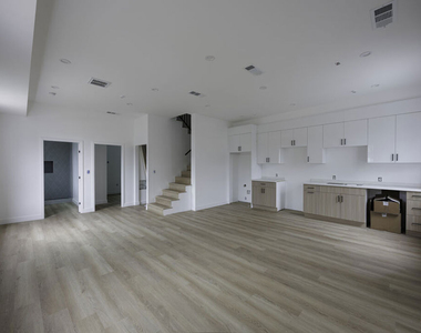 11223 Tiara Street - Photo Thumbnail 9