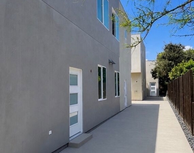 11223 Tiara Street - Photo Thumbnail 2