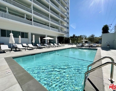 999 Doheny Drive - Photo Thumbnail 13