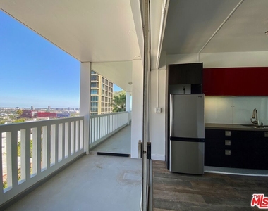 999 Doheny Drive - Photo Thumbnail 11